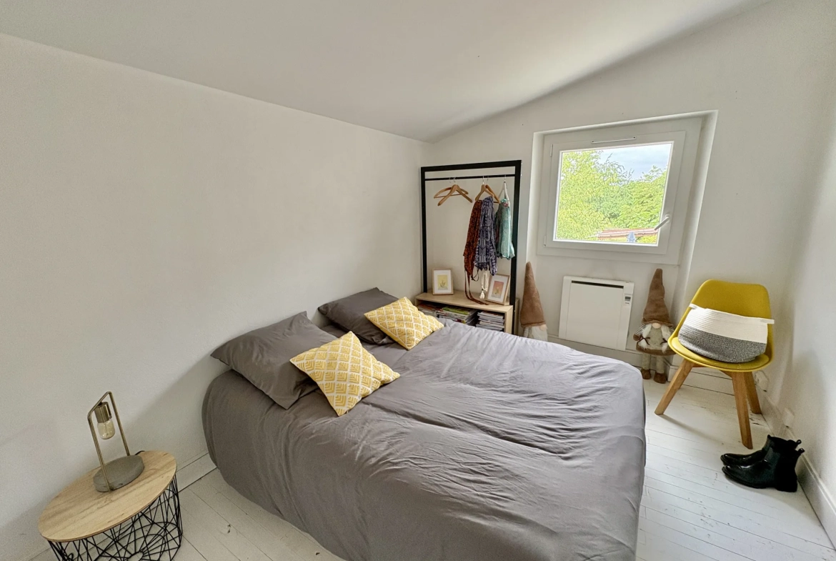 Maison de village rénovée avec 3 chambres et cour à Castets et Castillon 