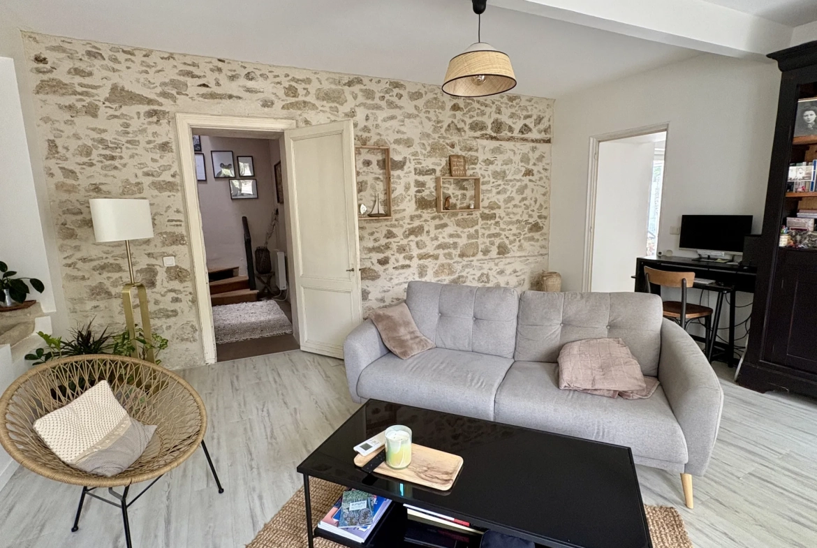 Maison de village rénovée avec 3 chambres et cour à Castets et Castillon 