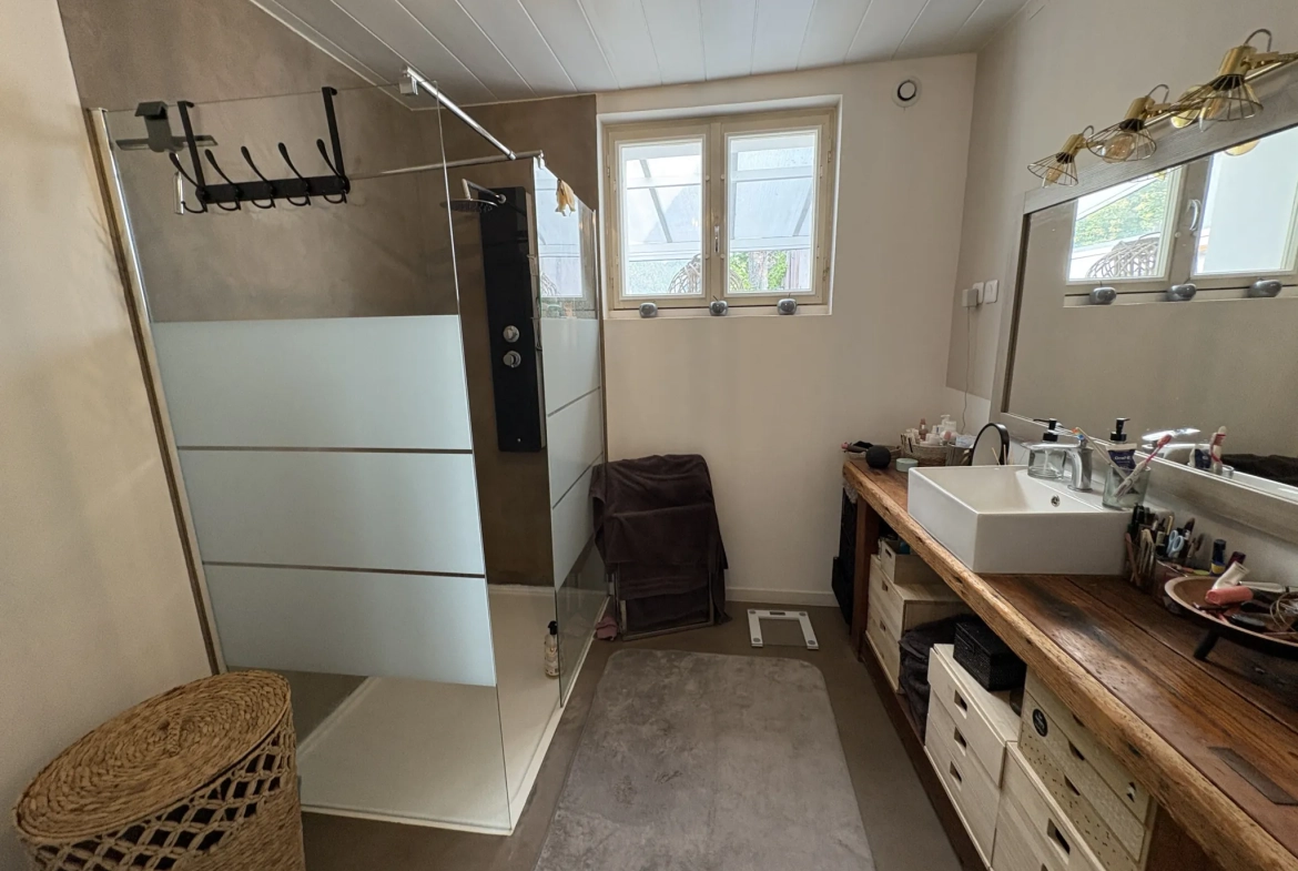 Maison de village rénovée avec 3 chambres et cour à Castets et Castillon 