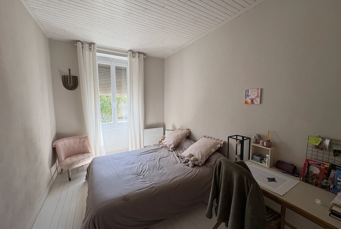 Maison de village rénovée avec 3 chambres et cour à Castets et Castillon 