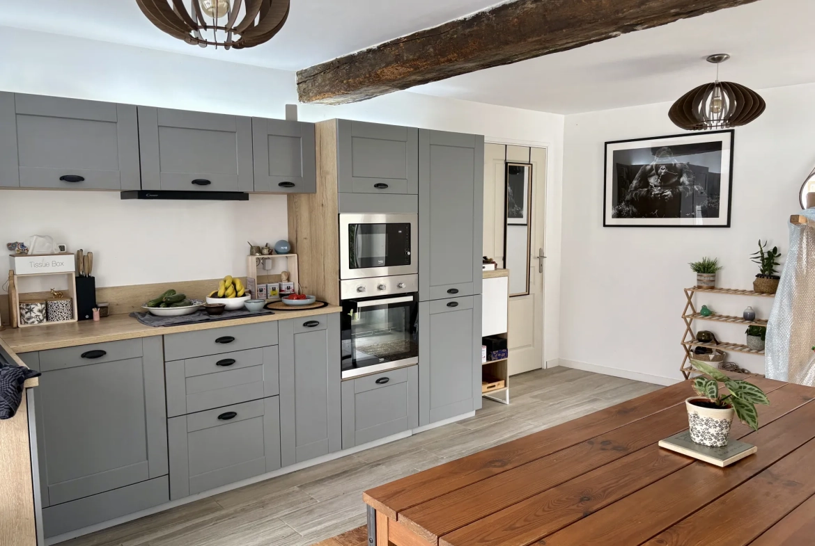 Maison de village rénovée avec 3 chambres et cour à Castets et Castillon 