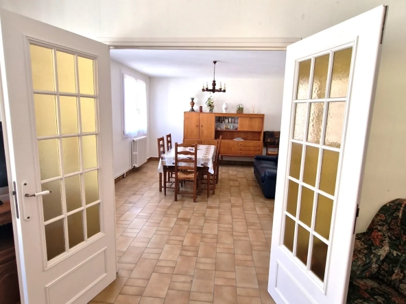 Maison T6 avec 4 chambres, jardin et 2 garages à Amiens