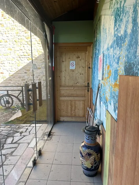 Ancien restaurant rénové avec gîtes et dépendances à Iguerande 