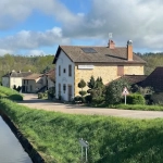 Ancien restaurant rénové avec gîtes et dépendances à Iguerande