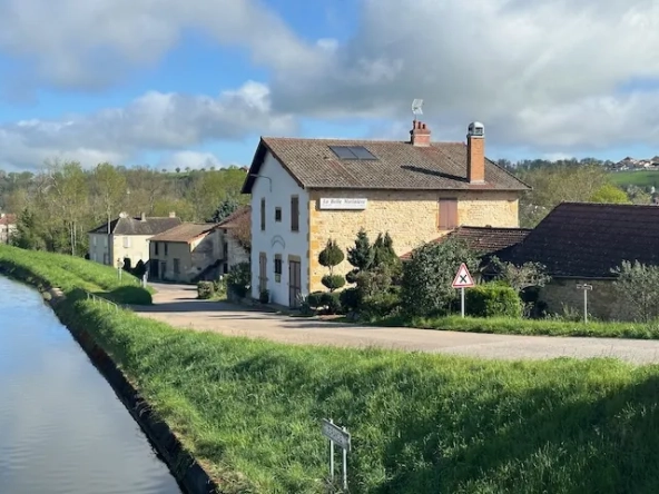 Ancien restaurant rénové avec gîtes et dépendances à Iguerande