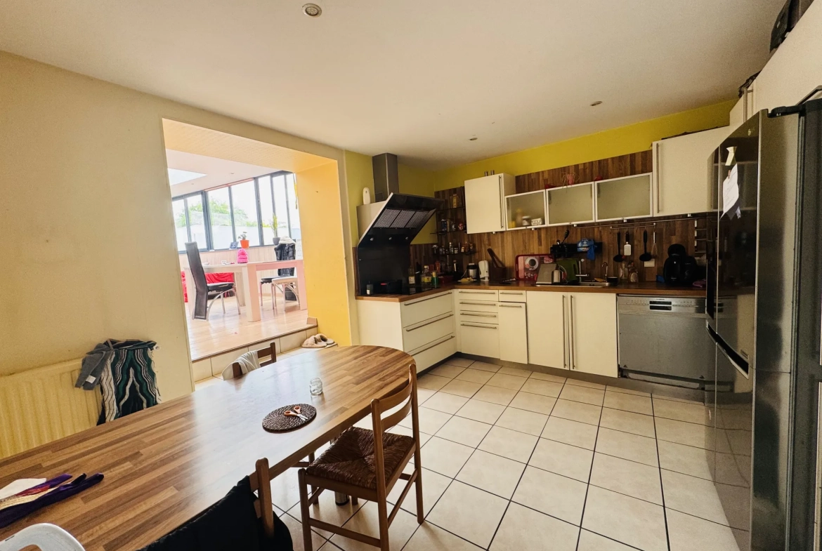 Appartement atypique de 198 m² avec jardin et garage au centre de Plabennec 