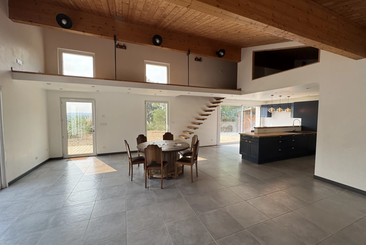 Maison spacieuse à Ris avec vue dégagée et terrain arboré 