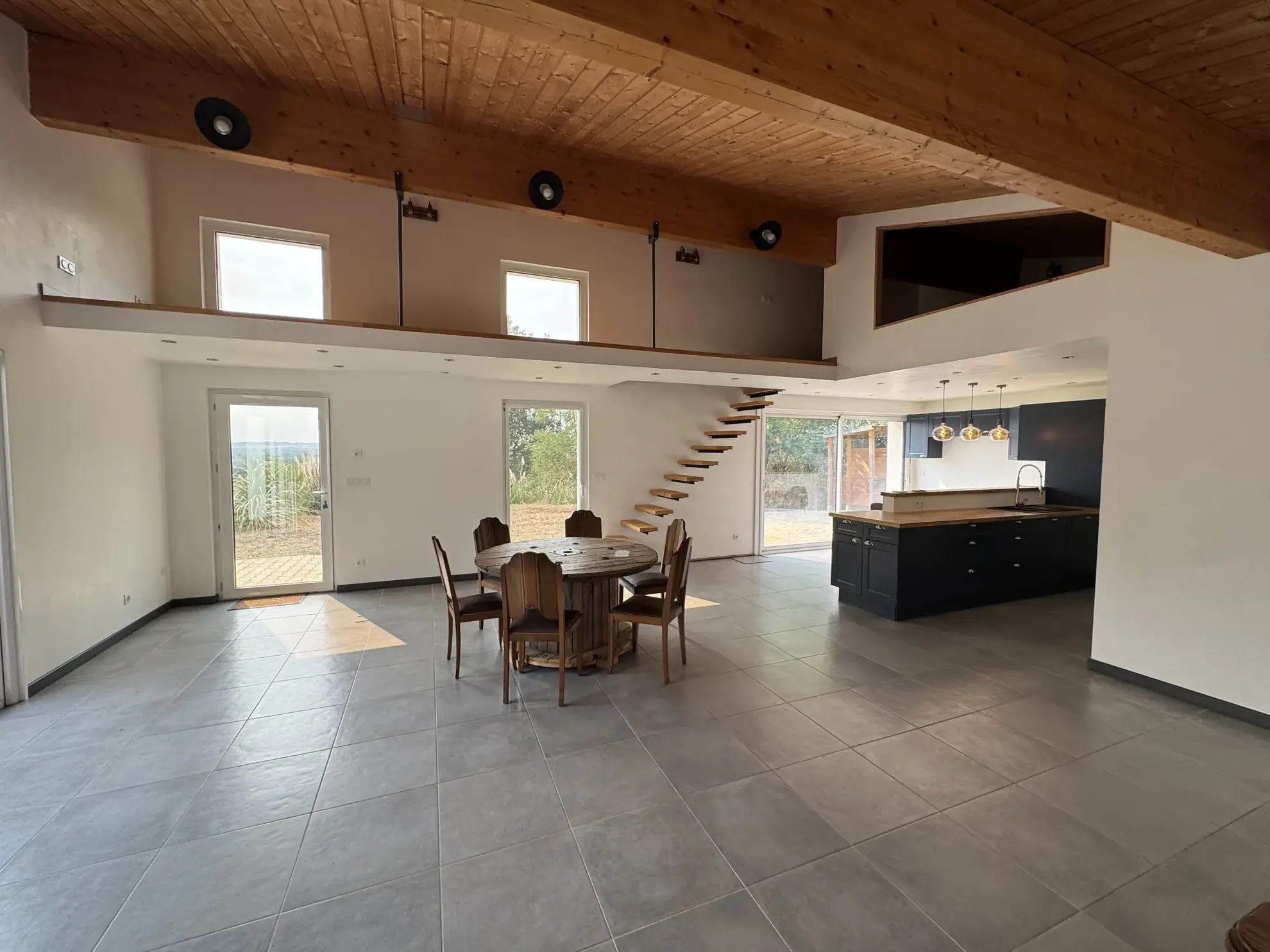 Maison spacieuse à Ris avec vue dégagée et terrain arboré 