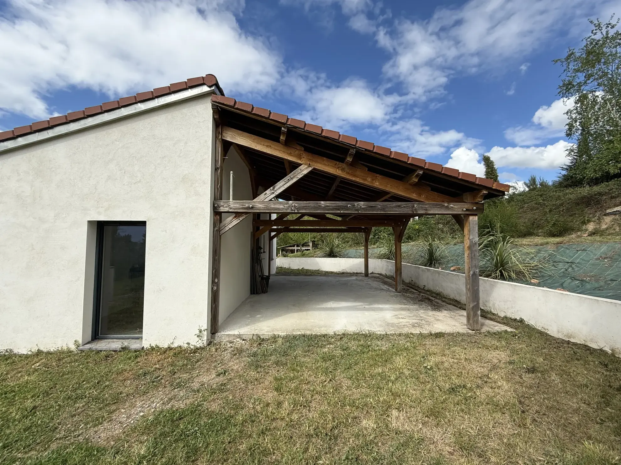 Maison spacieuse à Ris avec vue dégagée et terrain arboré 