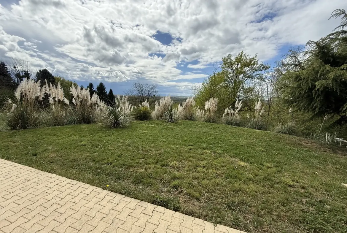 Maison spacieuse à Ris avec vue dégagée et terrain arboré 