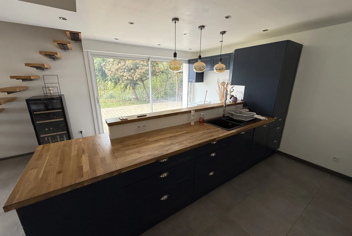 Maison spacieuse à Ris avec vue dégagée et terrain arboré 
