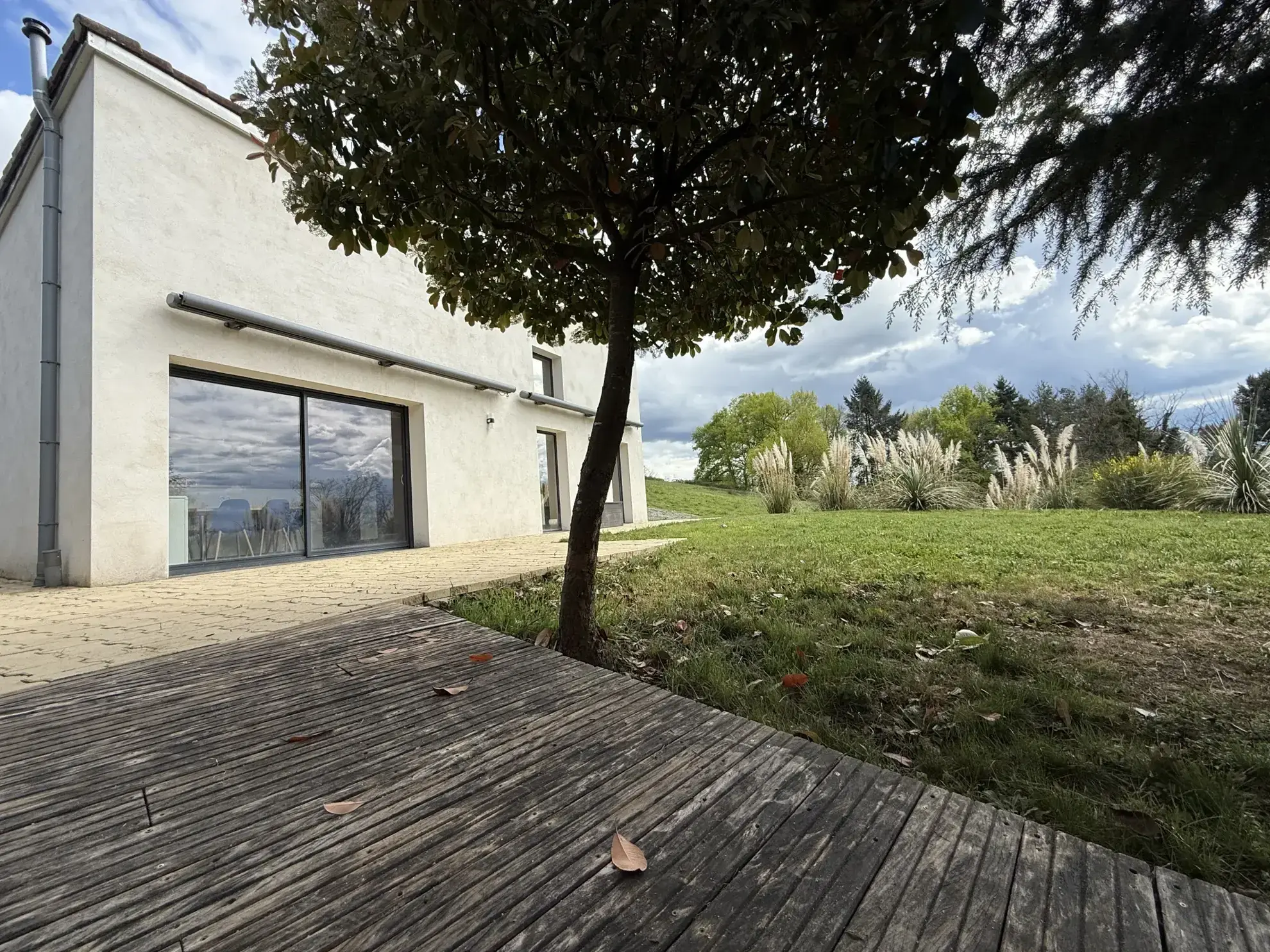 Maison spacieuse à Ris avec vue dégagée et terrain arboré 
