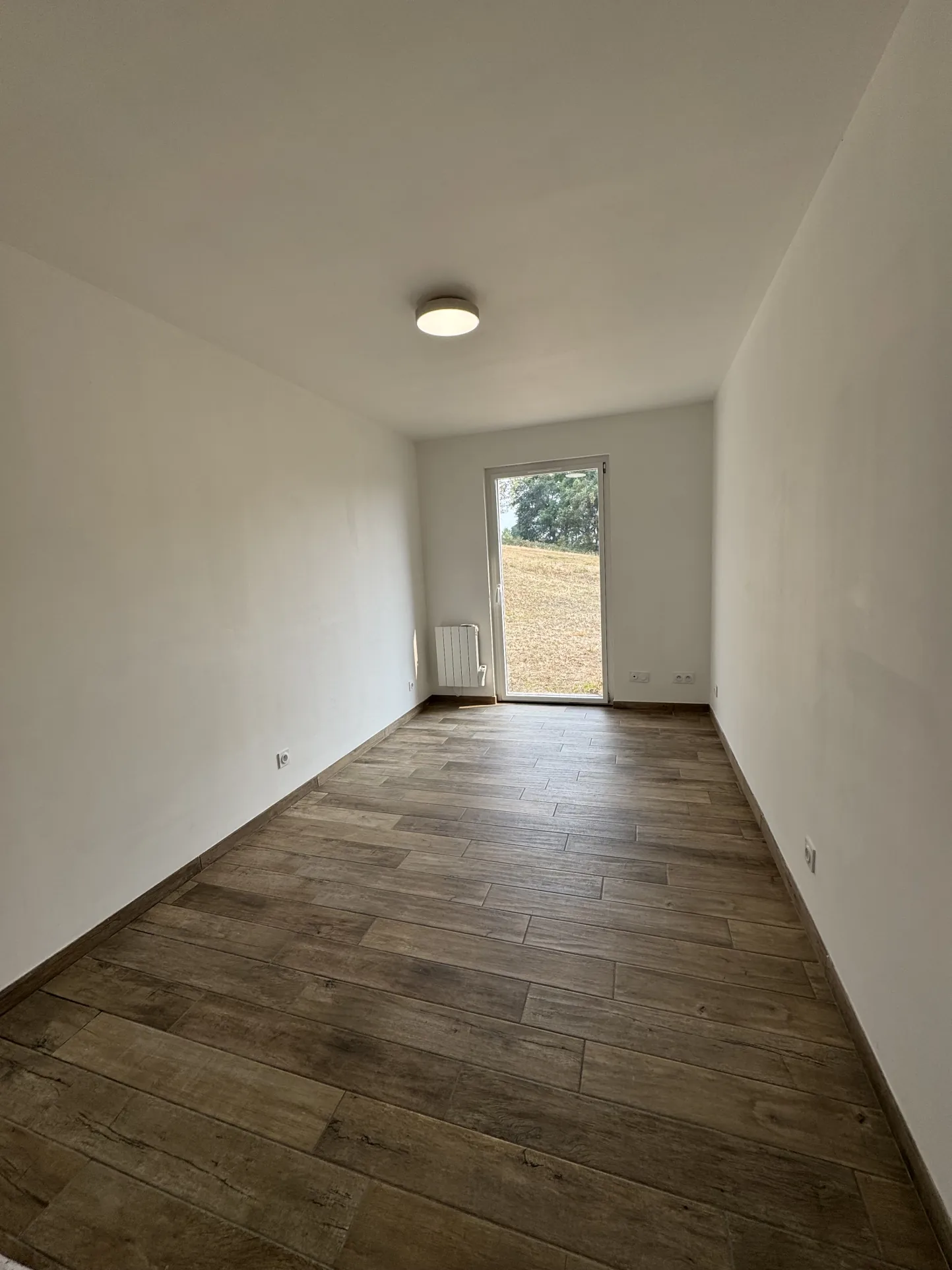Maison spacieuse à Ris avec vue dégagée et terrain arboré 
