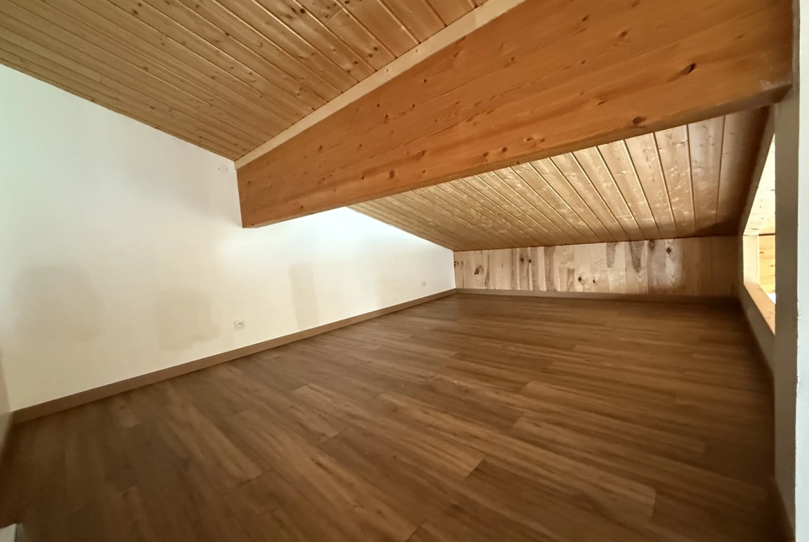 Maison spacieuse à Ris avec vue dégagée et terrain arboré 