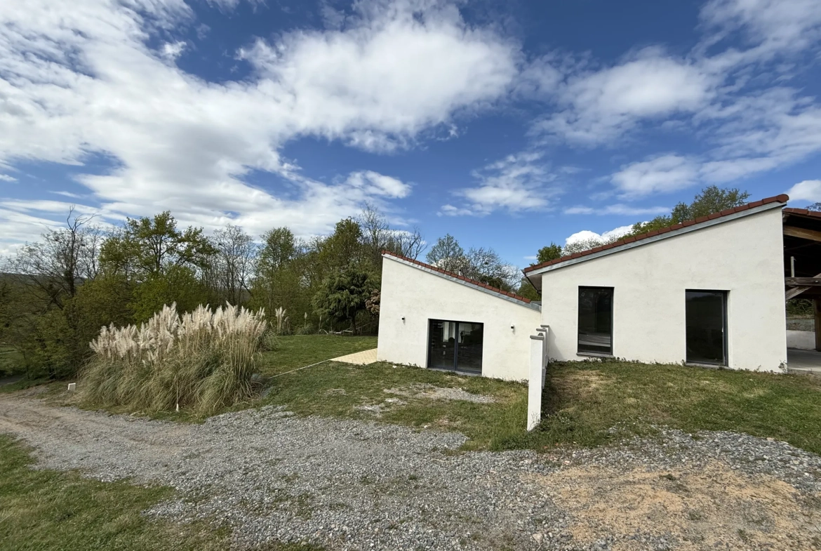 Maison spacieuse à Ris avec vue dégagée et terrain arboré 