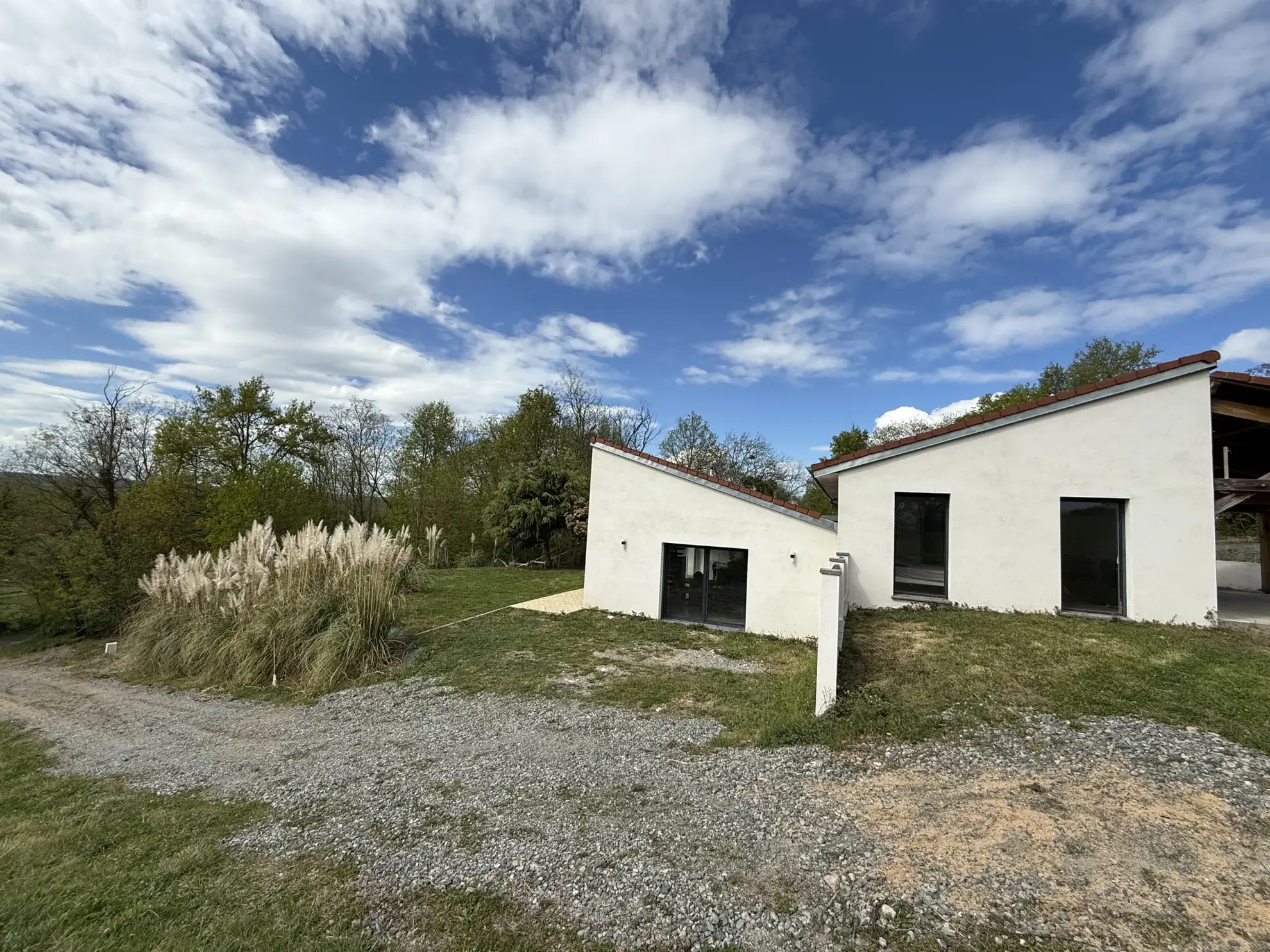 Maison spacieuse à Ris avec vue dégagée et terrain arboré 
