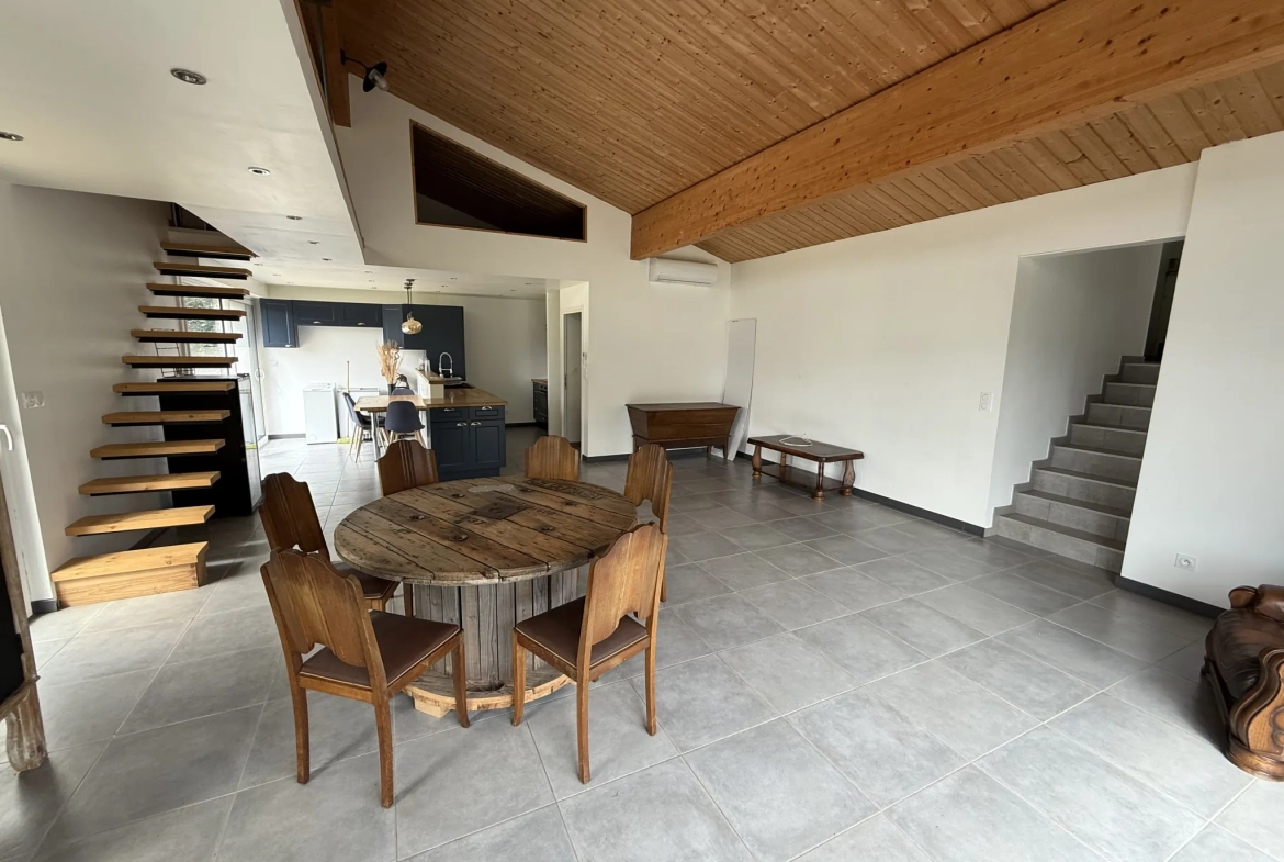 Maison spacieuse à Ris avec vue dégagée et terrain arboré 