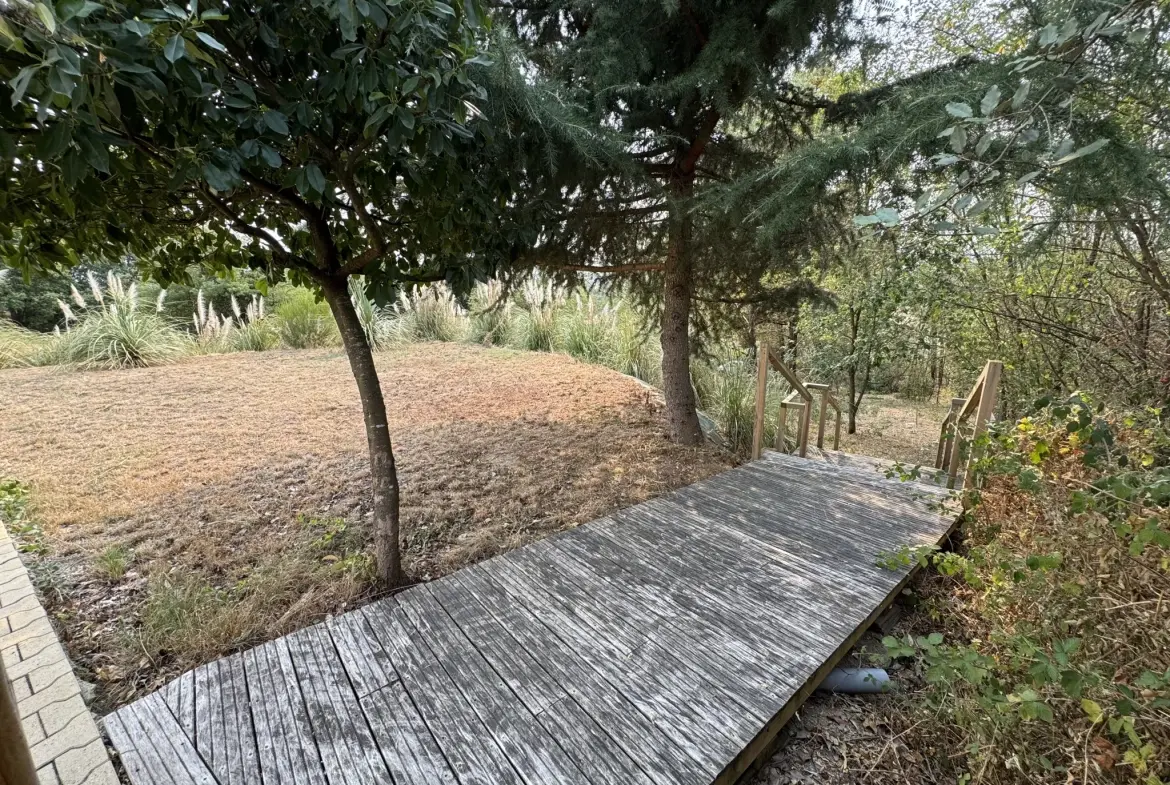 Maison spacieuse à Ris avec vue dégagée et terrain arboré 