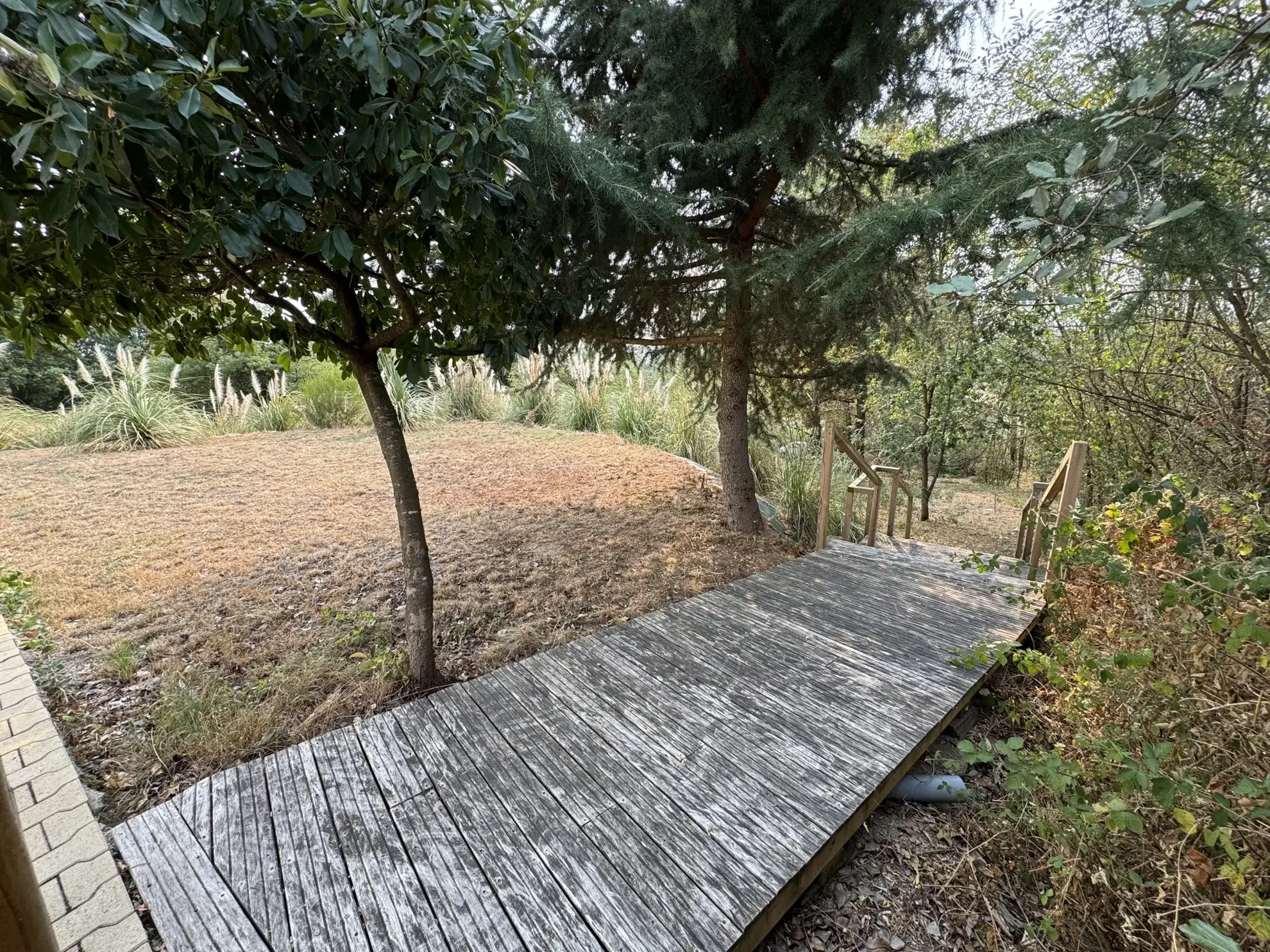 Maison spacieuse à Ris avec vue dégagée et terrain arboré 