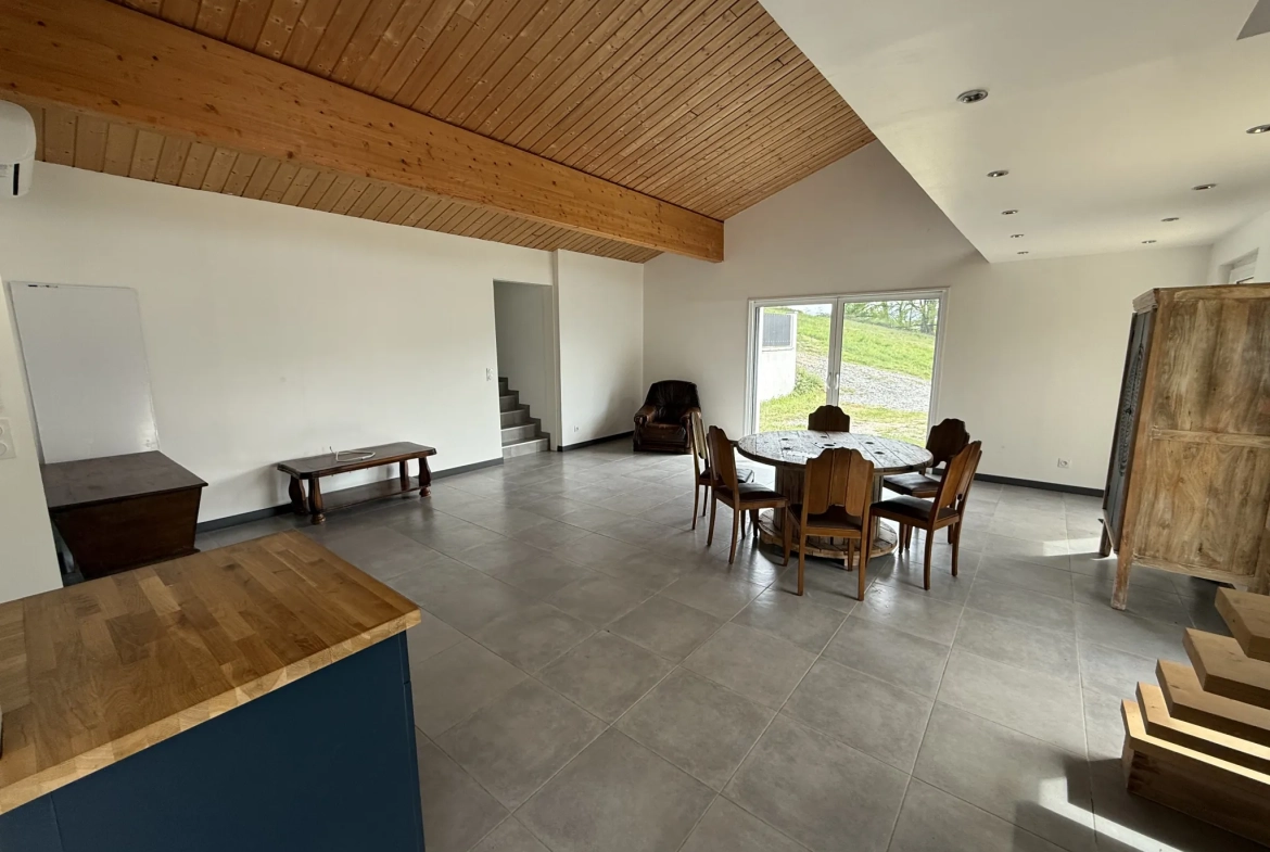 Maison spacieuse à Ris avec vue dégagée et terrain arboré 