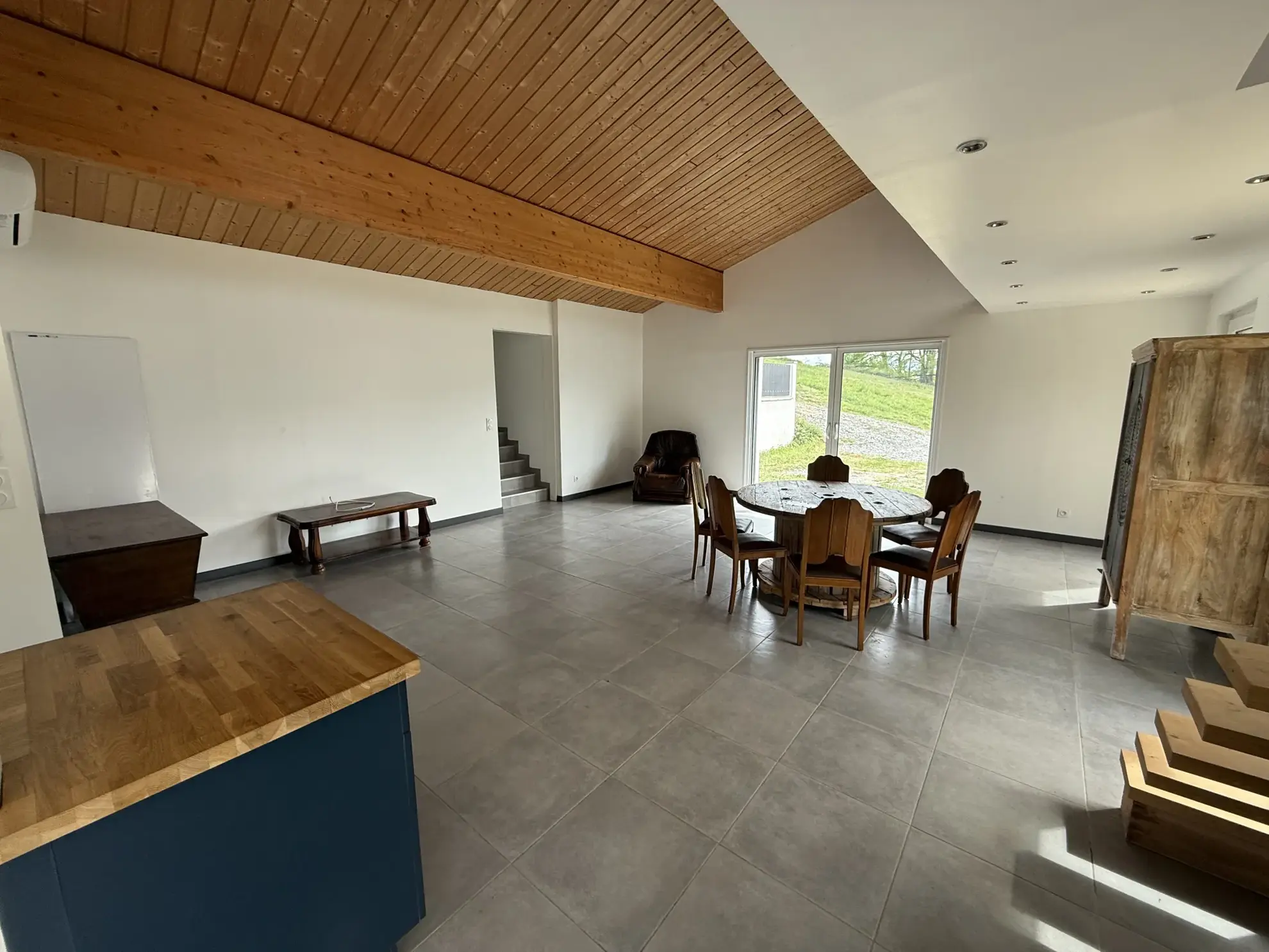 Maison spacieuse à Ris avec vue dégagée et terrain arboré 