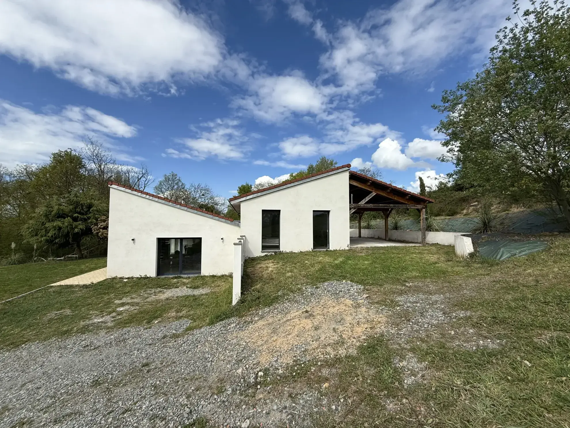 Maison spacieuse à Ris avec vue dégagée et terrain arboré 
