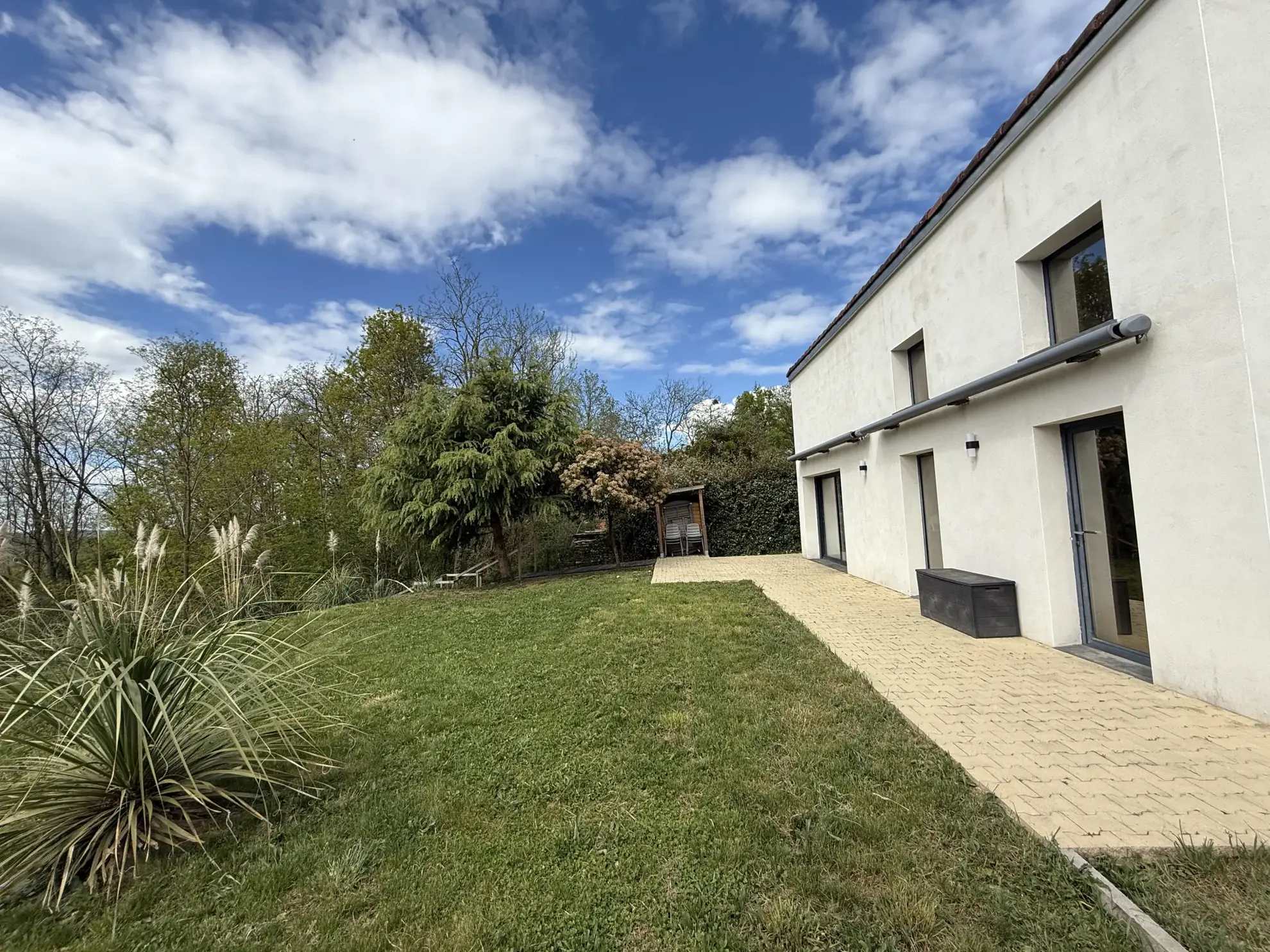 Maison spacieuse à Ris avec vue dégagée et terrain arboré 