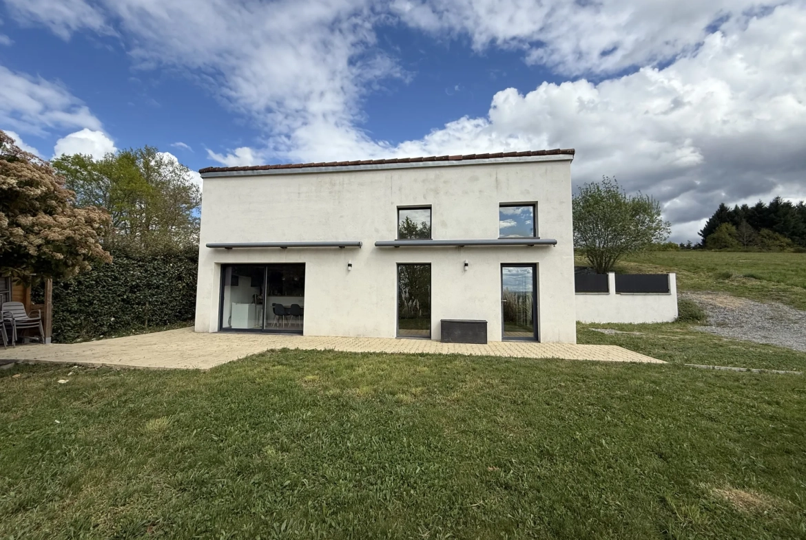 Maison spacieuse à Ris avec vue dégagée et terrain arboré 