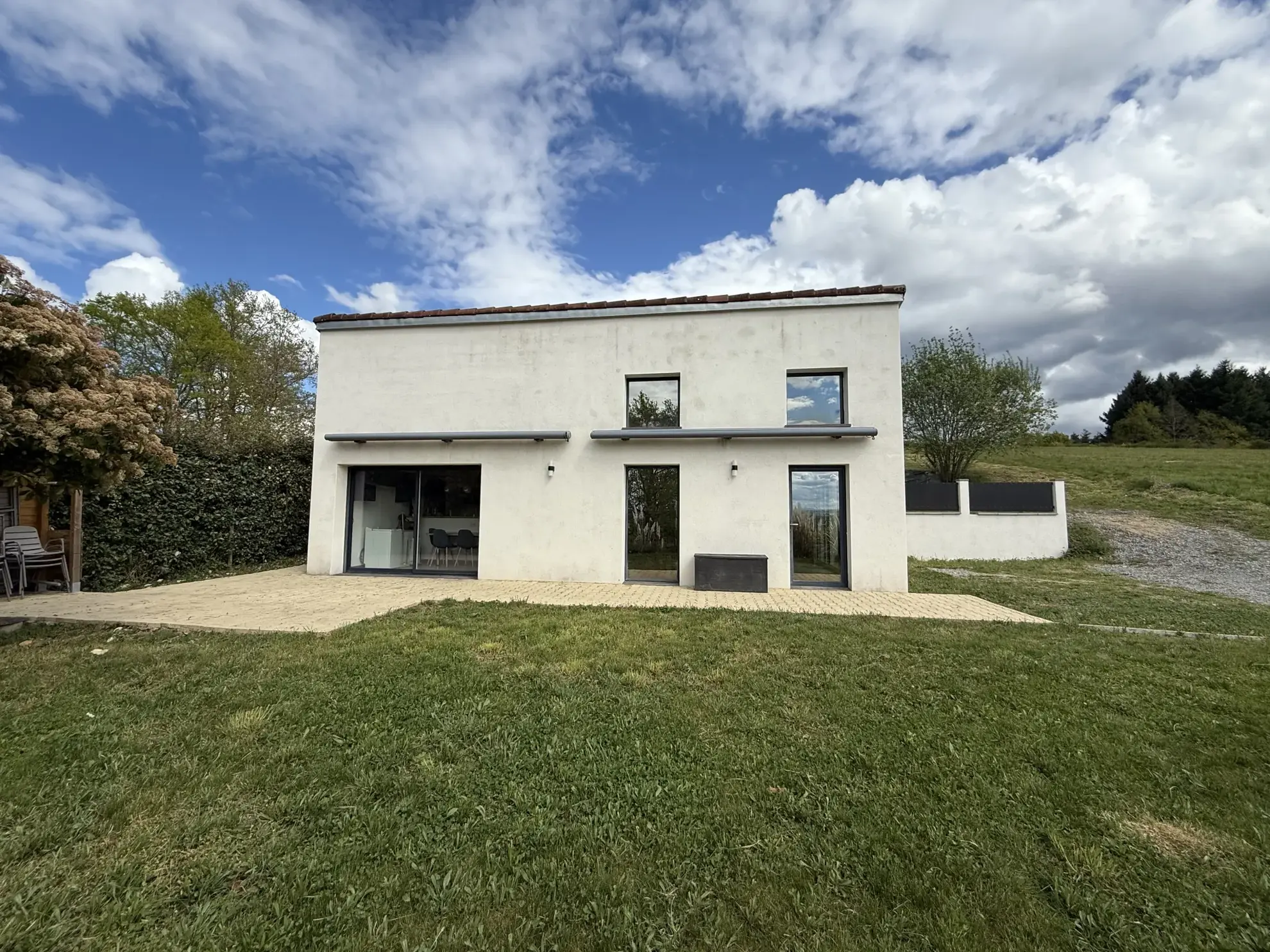 Maison spacieuse à Ris avec vue dégagée et terrain arboré 