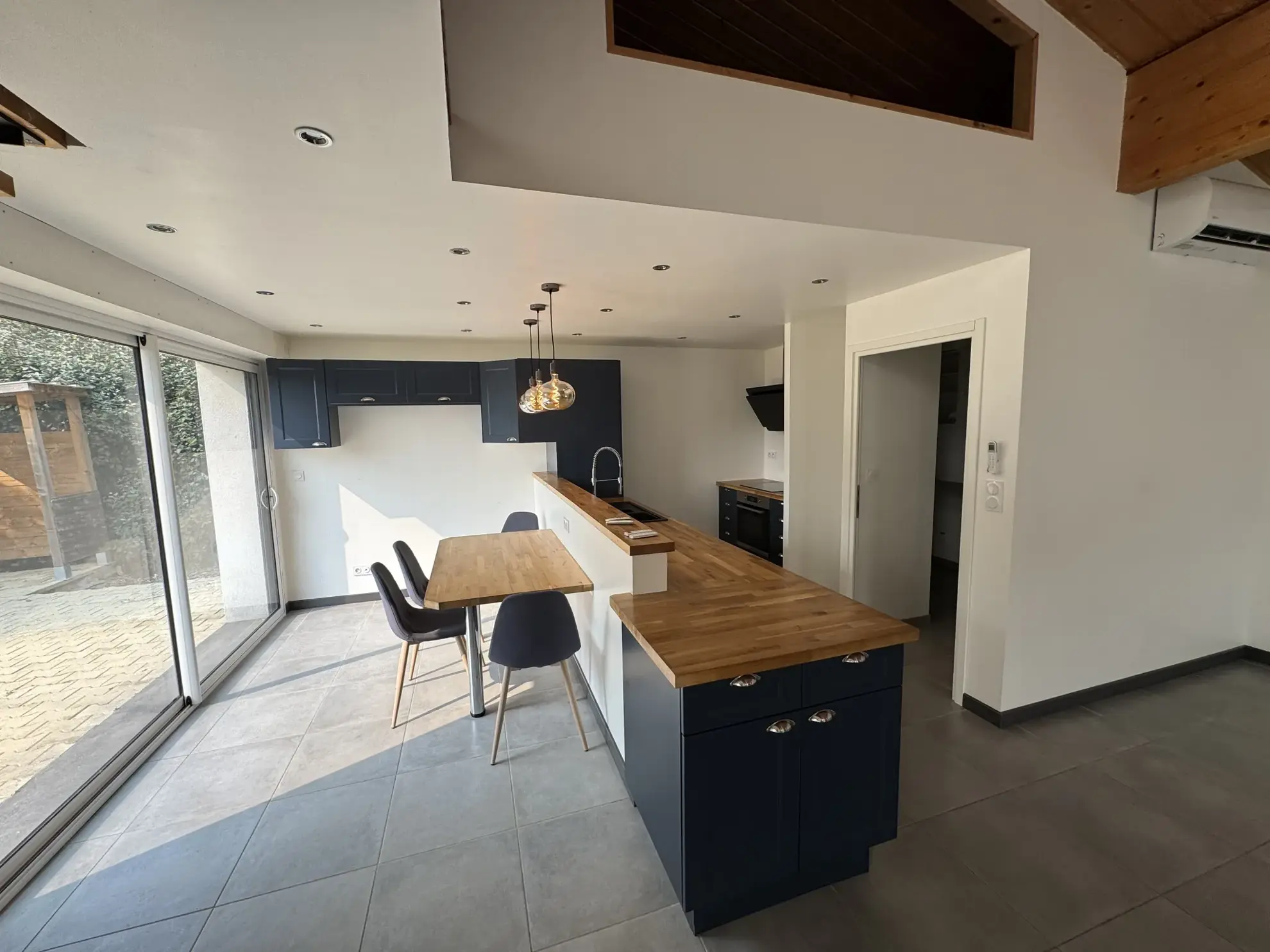 Maison spacieuse à Ris avec vue dégagée et terrain arboré 