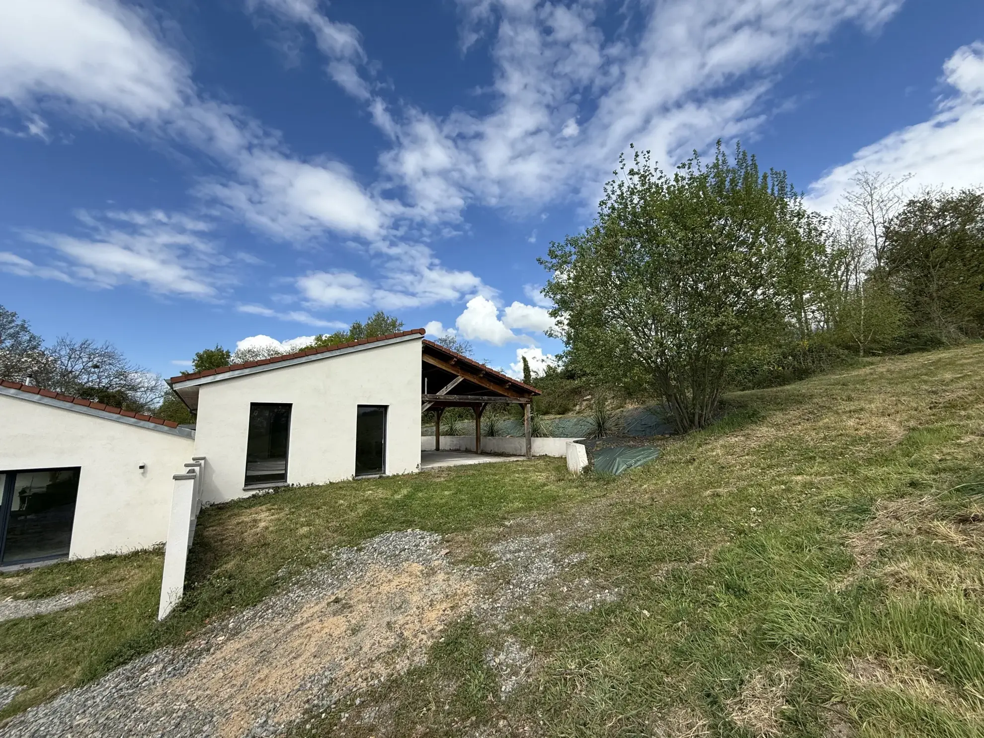 Maison spacieuse à Ris avec vue dégagée et terrain arboré 