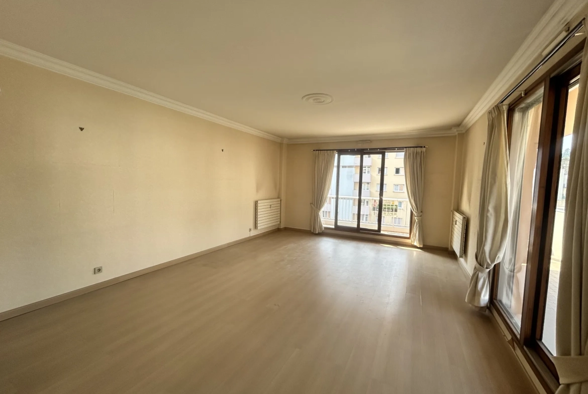 Appartement F6 de 151,37 m² avec 4 chambres et deux terrasses à Saint-Étienne 