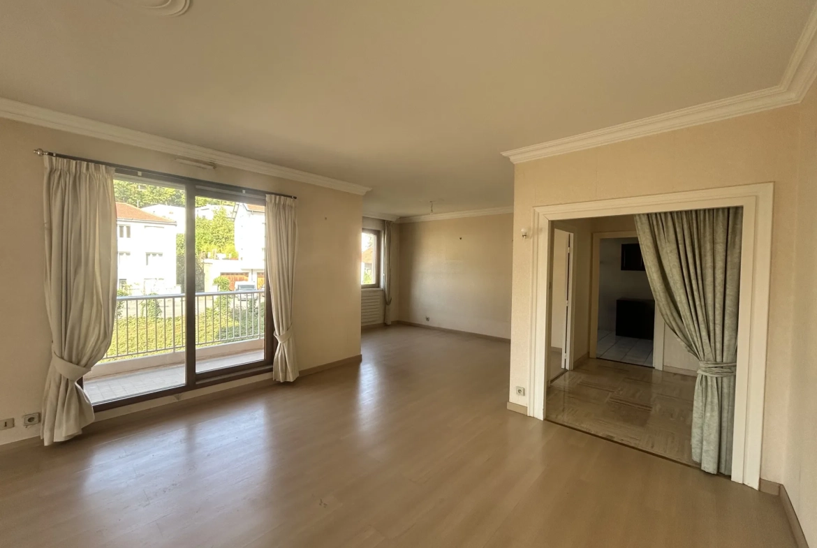 Appartement F6 de 151,37 m² avec 4 chambres et deux terrasses à Saint-Étienne 
