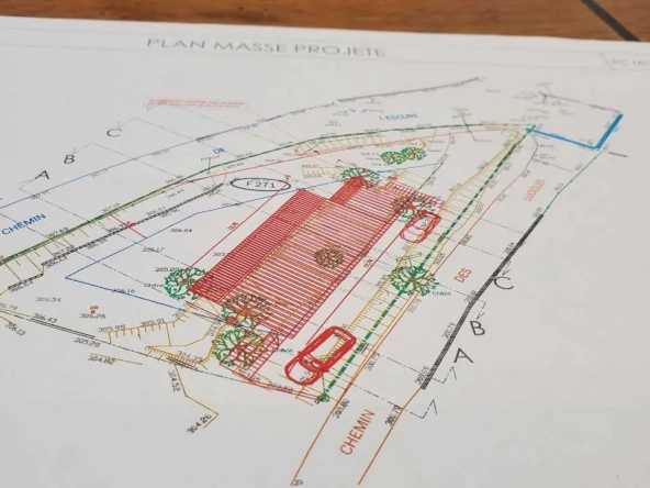 Terrain constructible de 640 m² à Bar-sur-Loup avec permis de construire