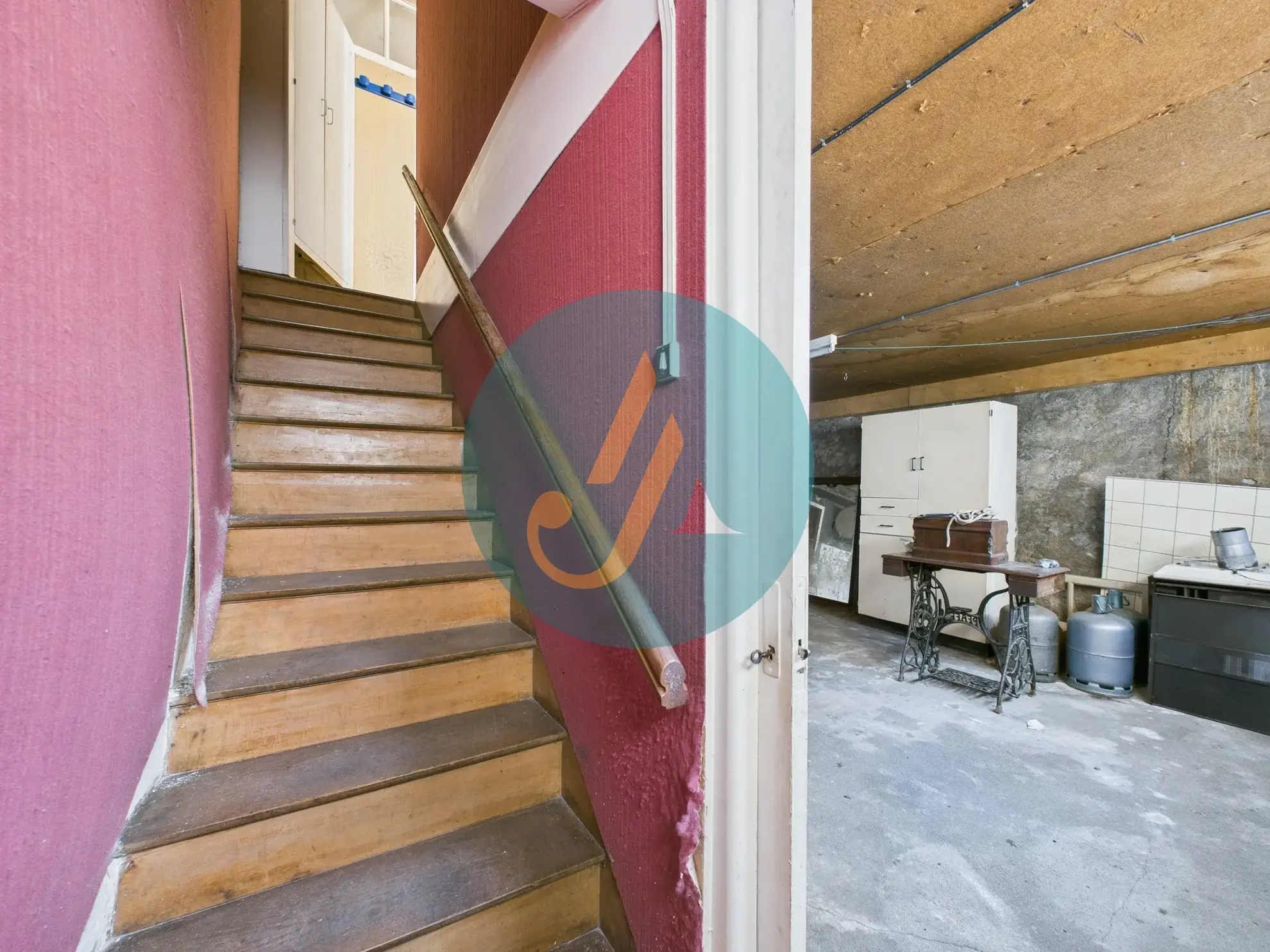Maison de village à rénover à Donzy avec grand garage – Fort potentiel 