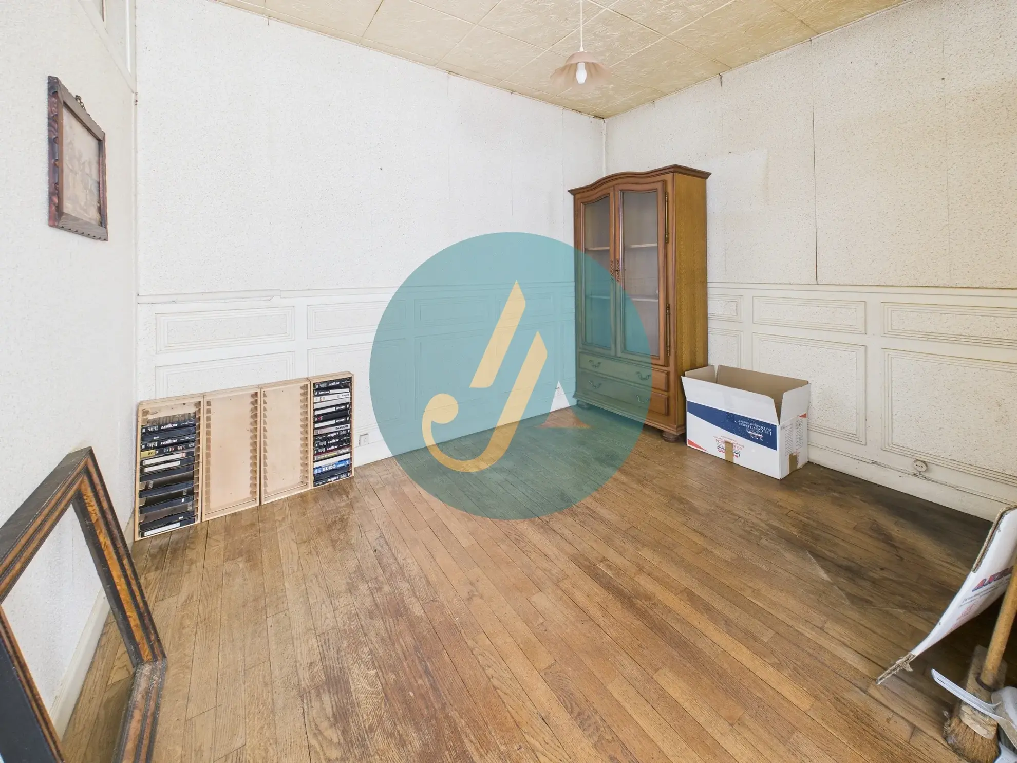 Maison de village à rénover à Donzy avec grand garage – Fort potentiel 