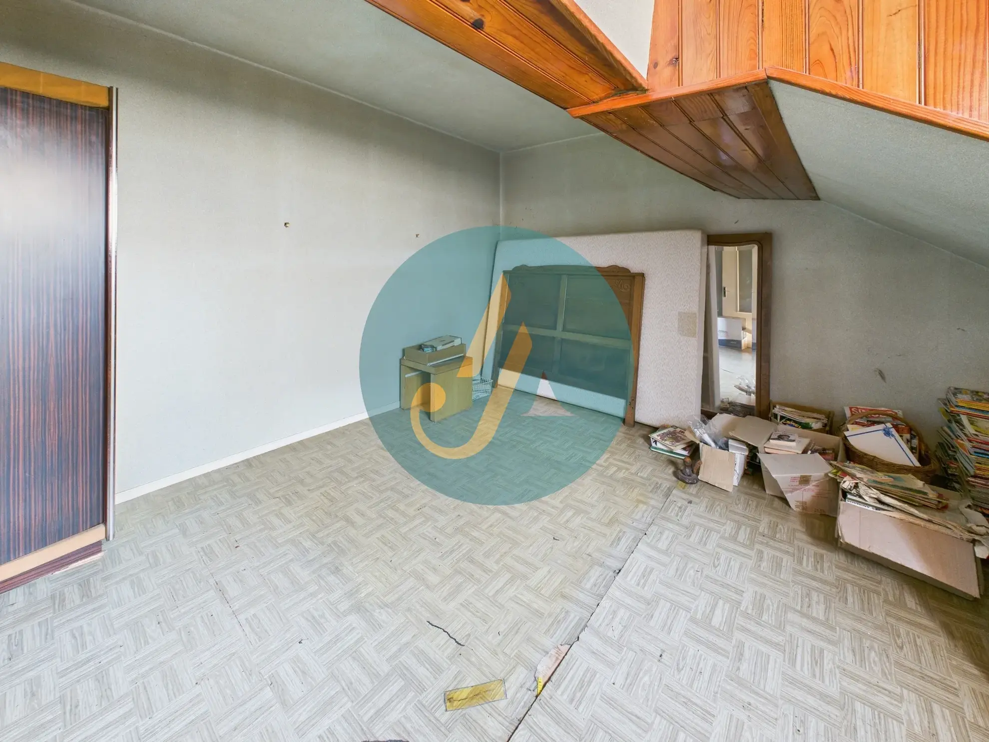 Maison de village à rénover à Donzy avec grand garage – Fort potentiel 