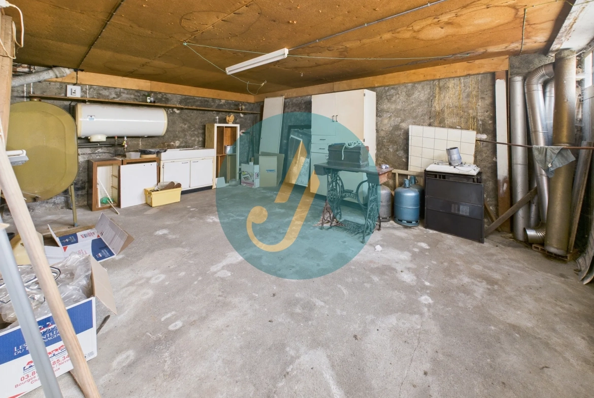 Maison de village à rénover à Donzy avec grand garage – Fort potentiel 
