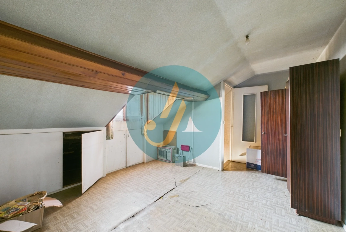 Maison de village à rénover à Donzy avec grand garage – Fort potentiel 