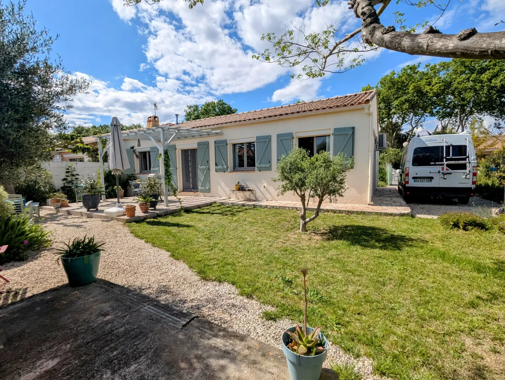 Villa de plain-pied à Ginestas avec jardin et stationnement multiple 
