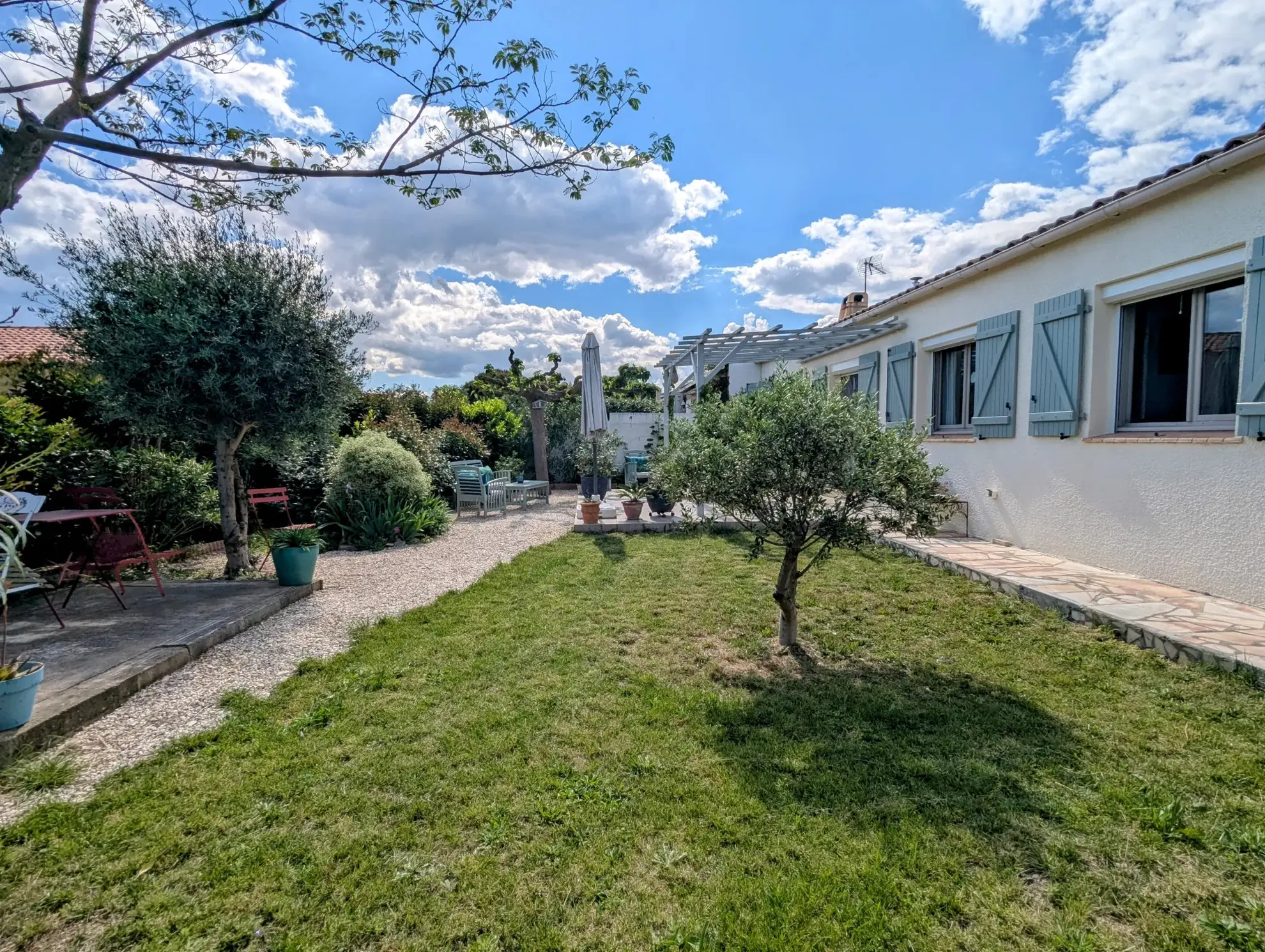 Villa de plain-pied à Ginestas avec jardin et stationnement multiple 