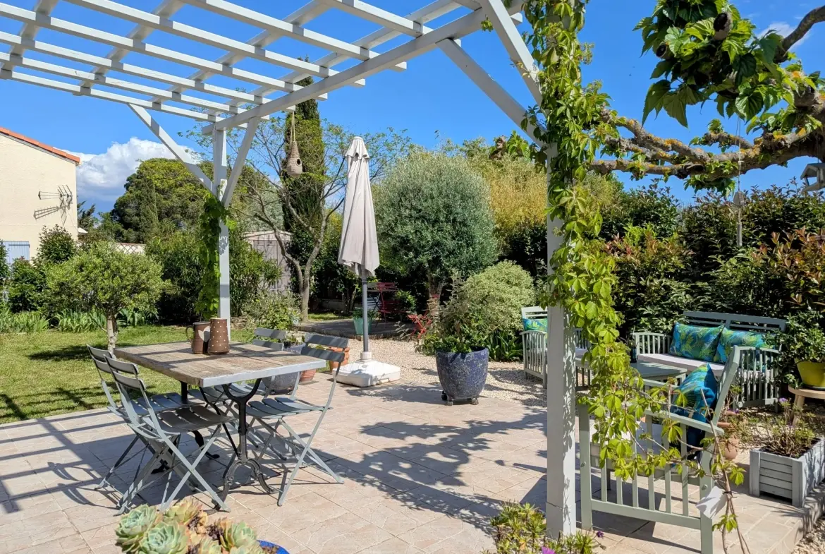 Villa de plain-pied à Ginestas avec jardin et stationnement multiple 