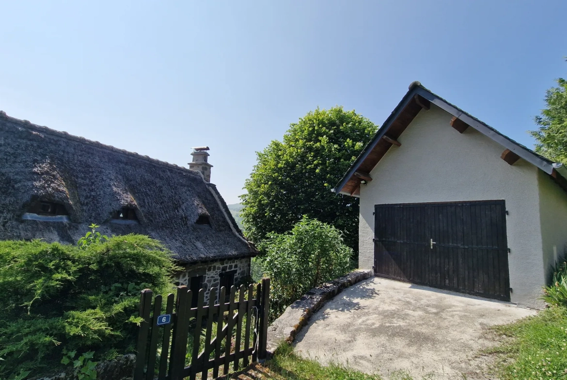 Maison en pierre avec dépendance et vue sur la vallée à St Cirgues de Jordanne 