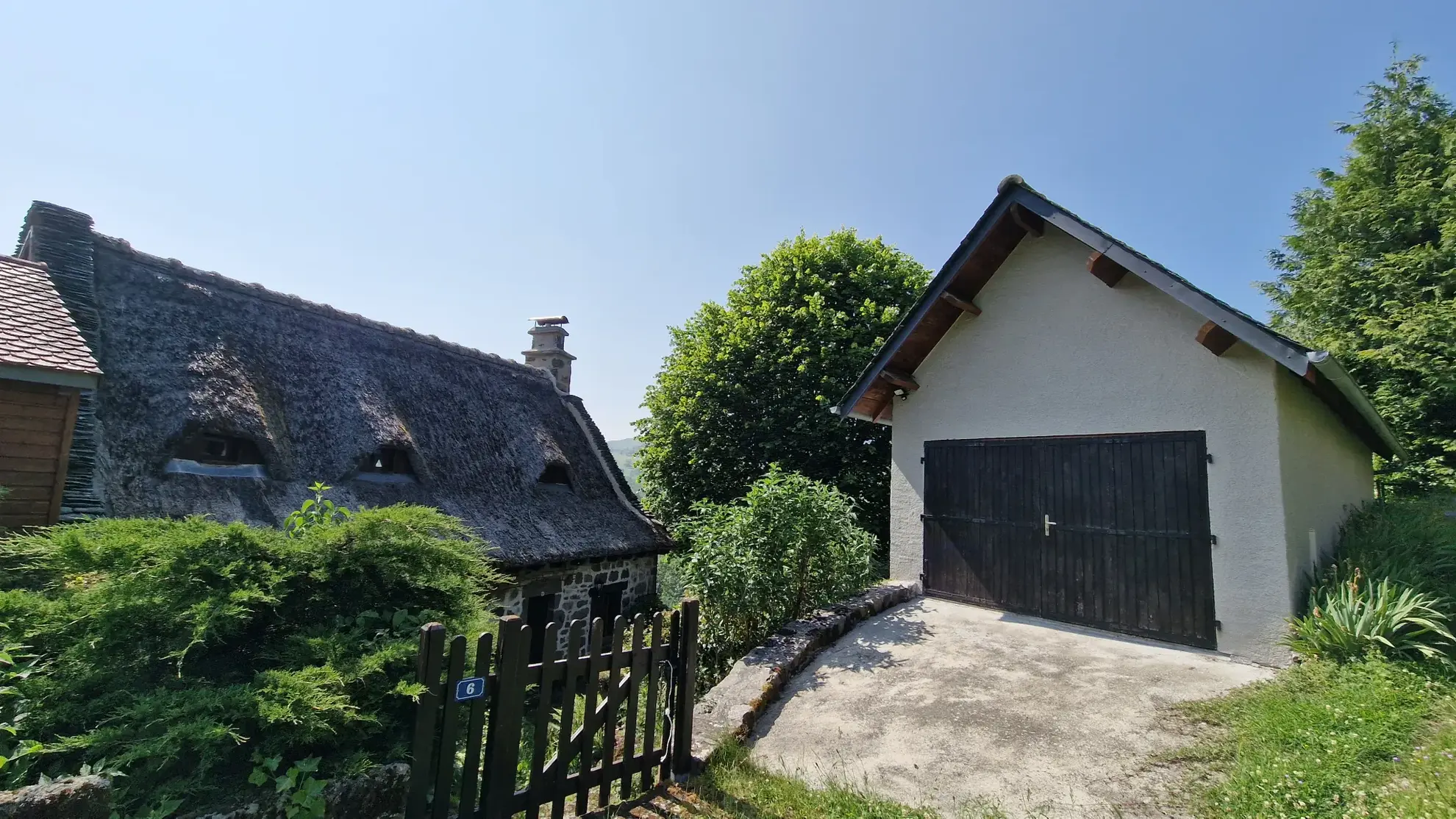 Maison en pierre avec dépendance et vue sur la vallée à St Cirgues de Jordanne 