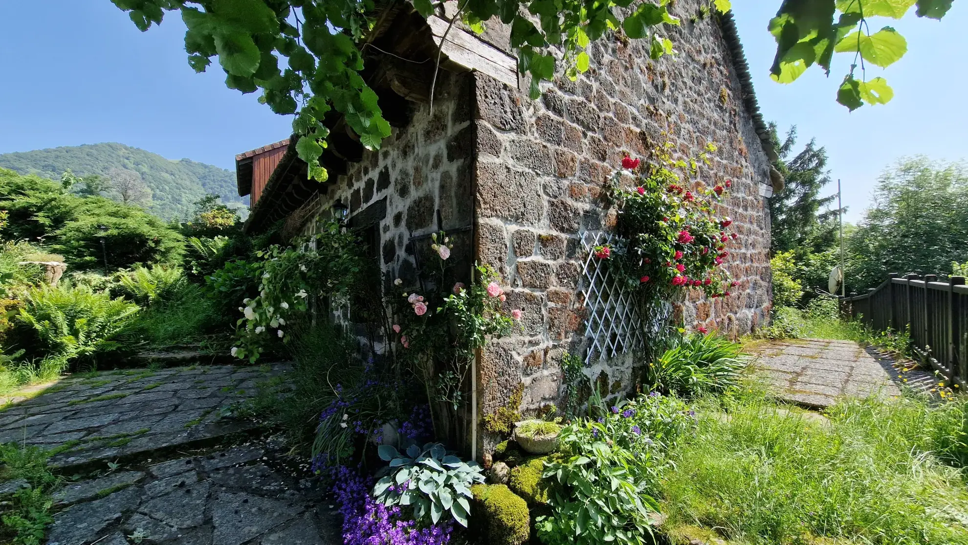 Maison en pierre avec dépendance et vue sur la vallée à St Cirgues de Jordanne 