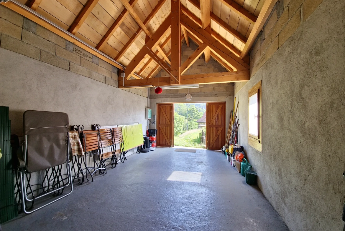 Maison en pierre avec dépendance et vue sur la vallée à St Cirgues de Jordanne 