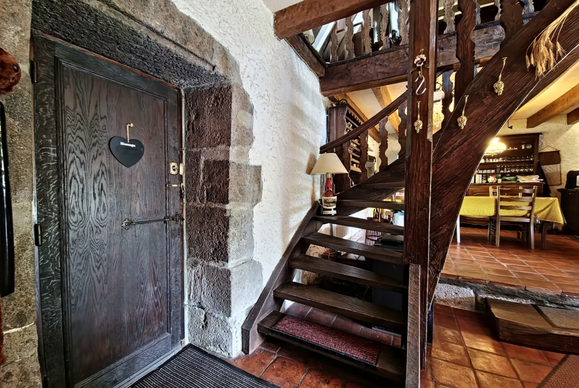 Maison en pierre avec dépendance et vue sur la vallée à St Cirgues de Jordanne 