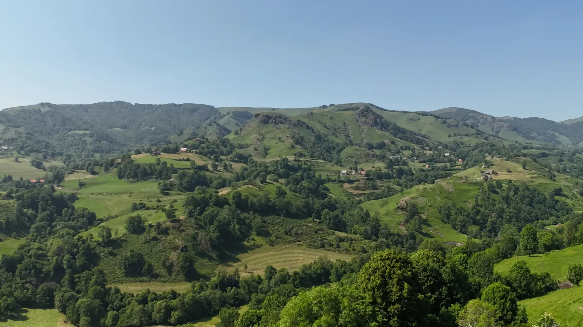 Maison en pierre avec dépendance et vue sur la vallée à St Cirgues de Jordanne 