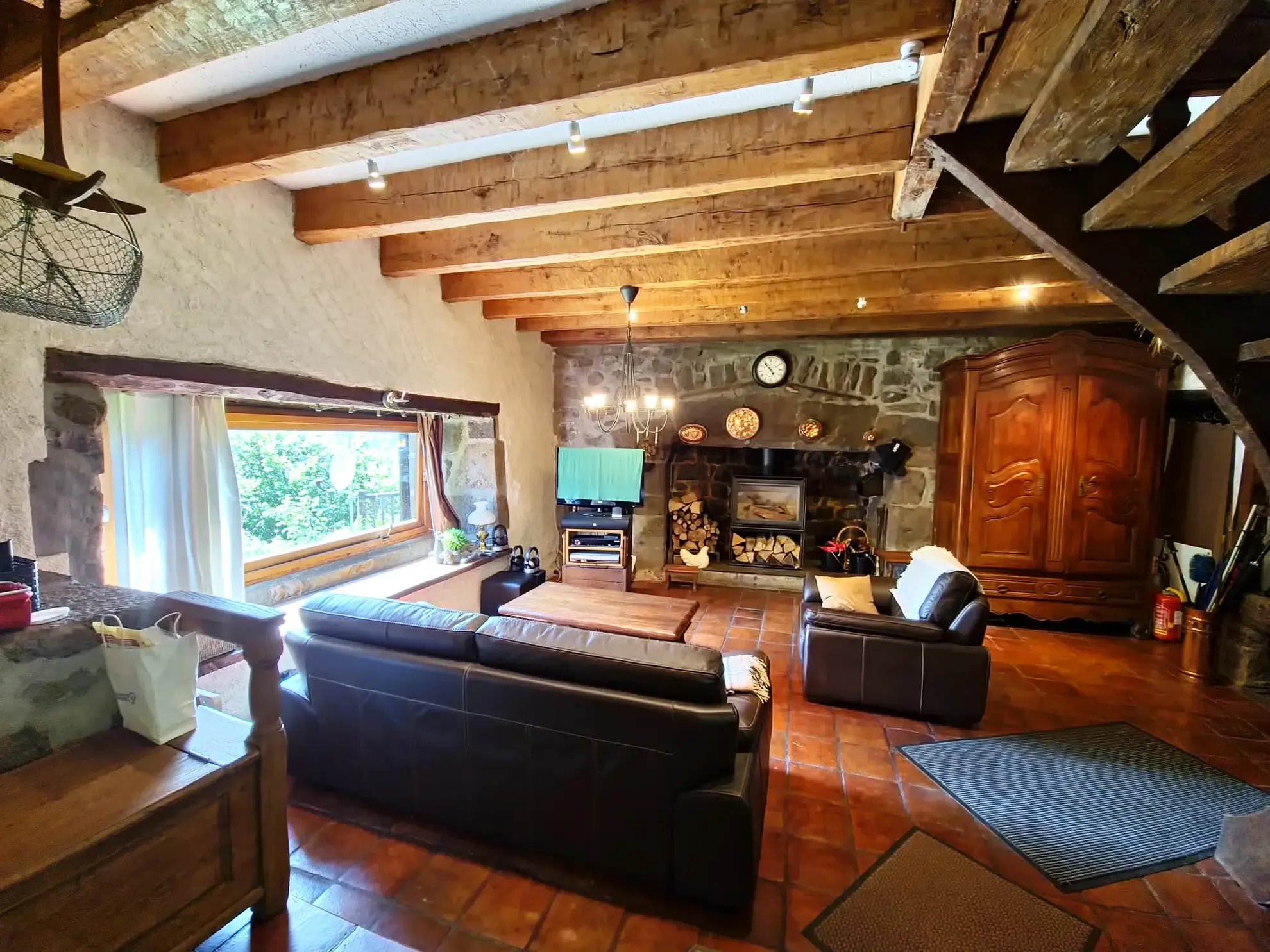 Maison en pierre avec dépendance et vue sur la vallée à St Cirgues de Jordanne 