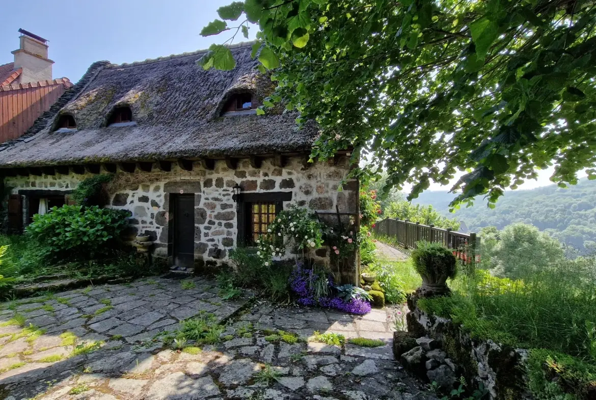 Maison en pierre avec dépendance et vue sur la vallée à St Cirgues de Jordanne 